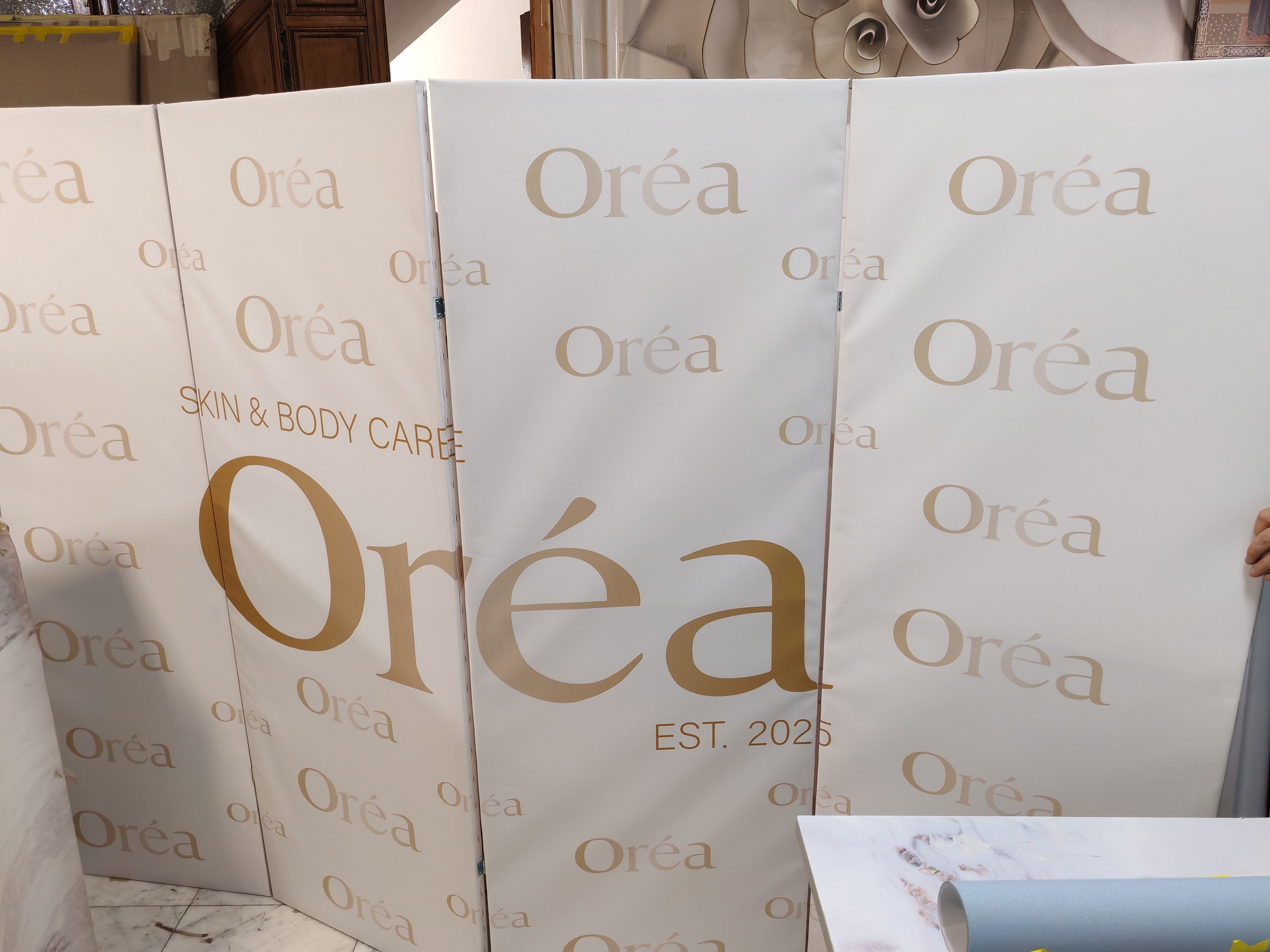 Naši Radovi 14 Brendirani paravan sa logotipom – izvedeni pregradni paravan